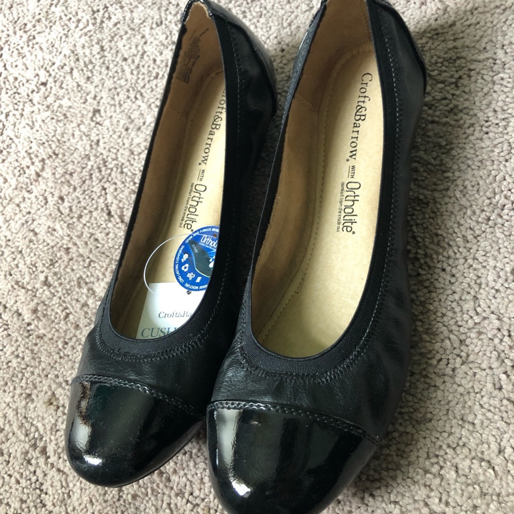 Women’s black flats